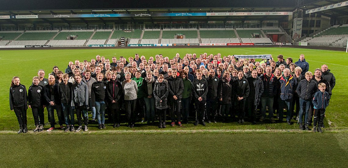 Frivillige til VFF Superligeholdets sidste kamp i efteråret. Find 15 Borup folk.